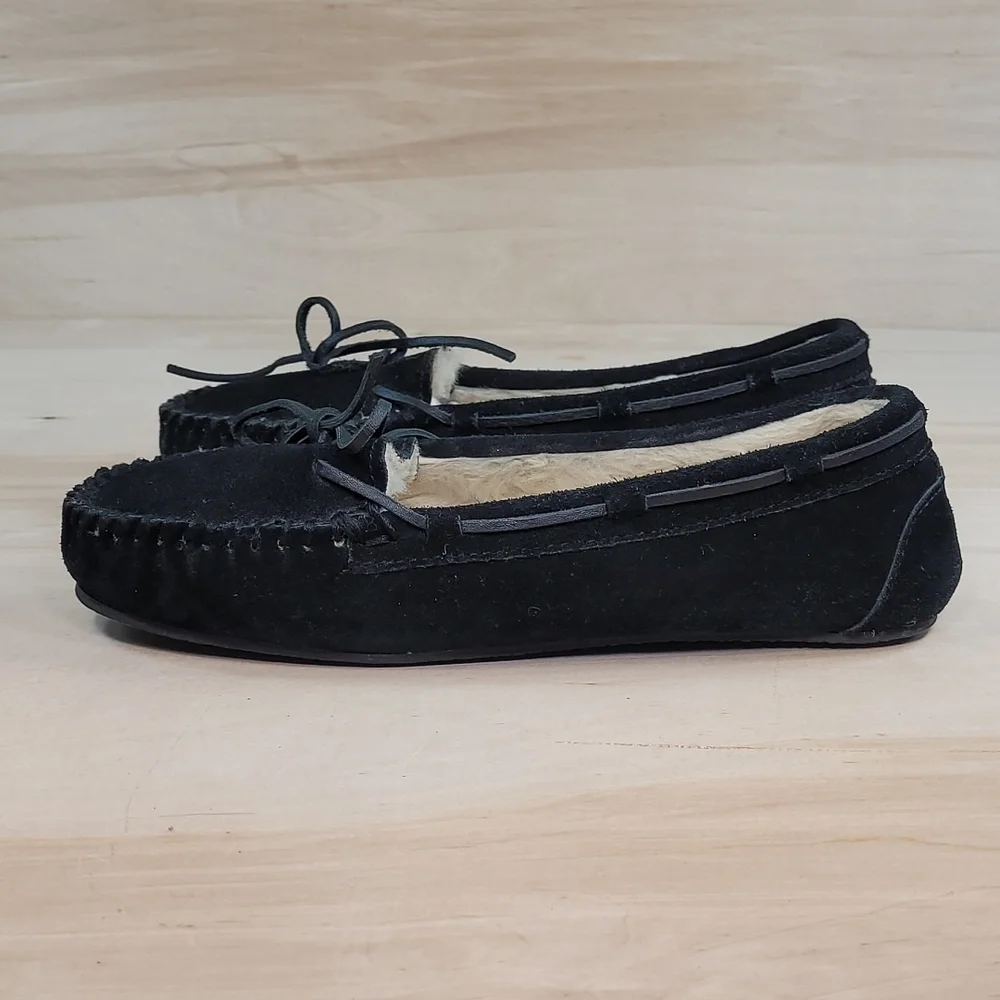 Minnetonka Moccasin Black Women's Slippers - Picture 5 of 10